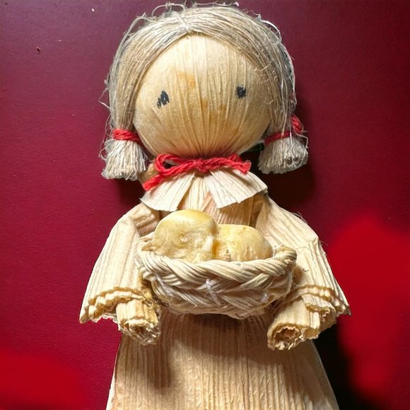 VINTAGE HANDMADE CORNHUSK MOM & DAUGHTERS WORKING AT THE FARM - Picture 4 of 10